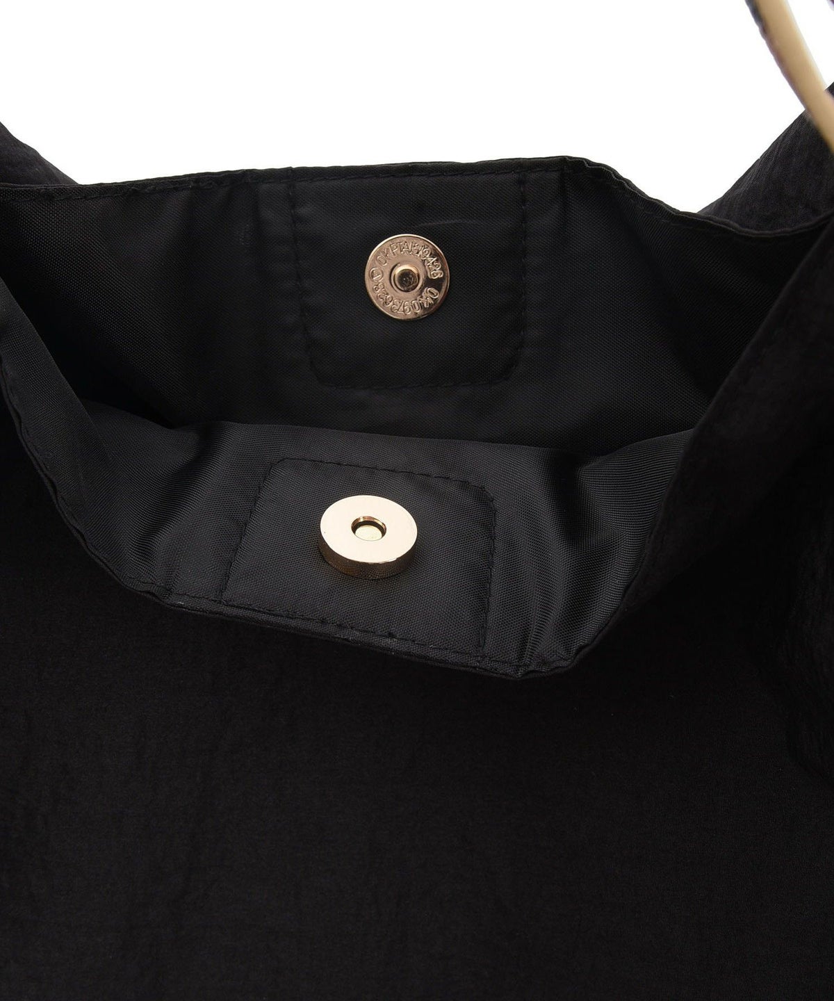 開閉はマグネット仕様