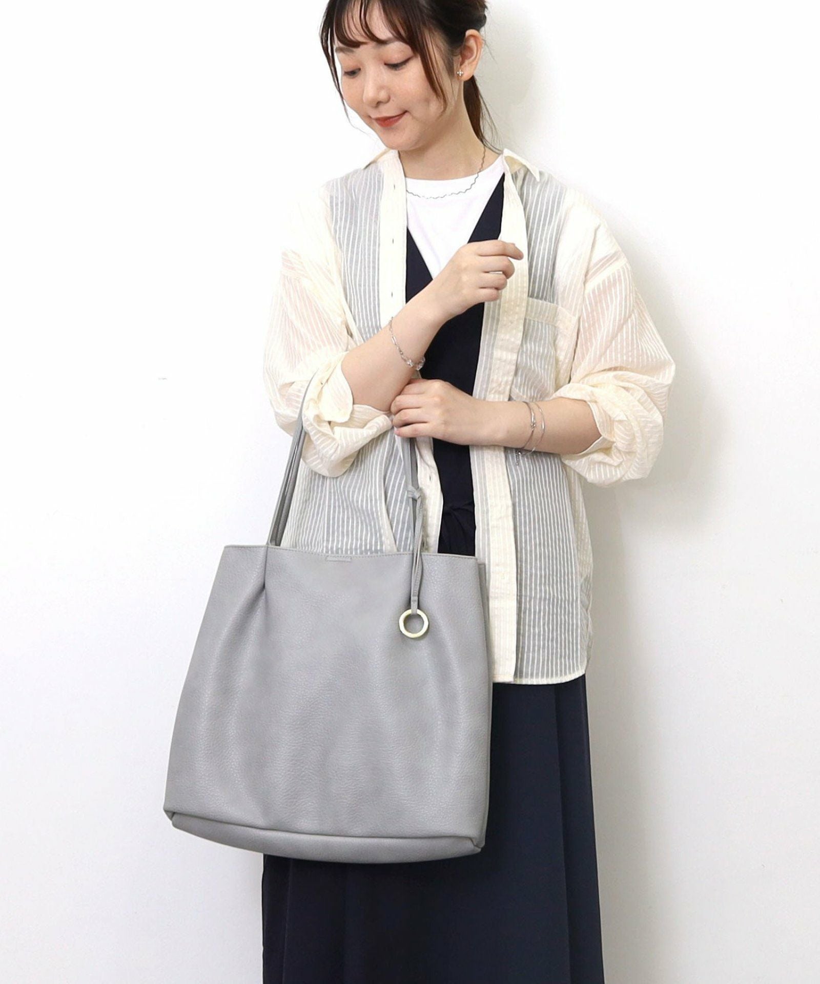 ☆SUMMER SALE☆チャーム付フェイクレザーダブルタックトートバッグ