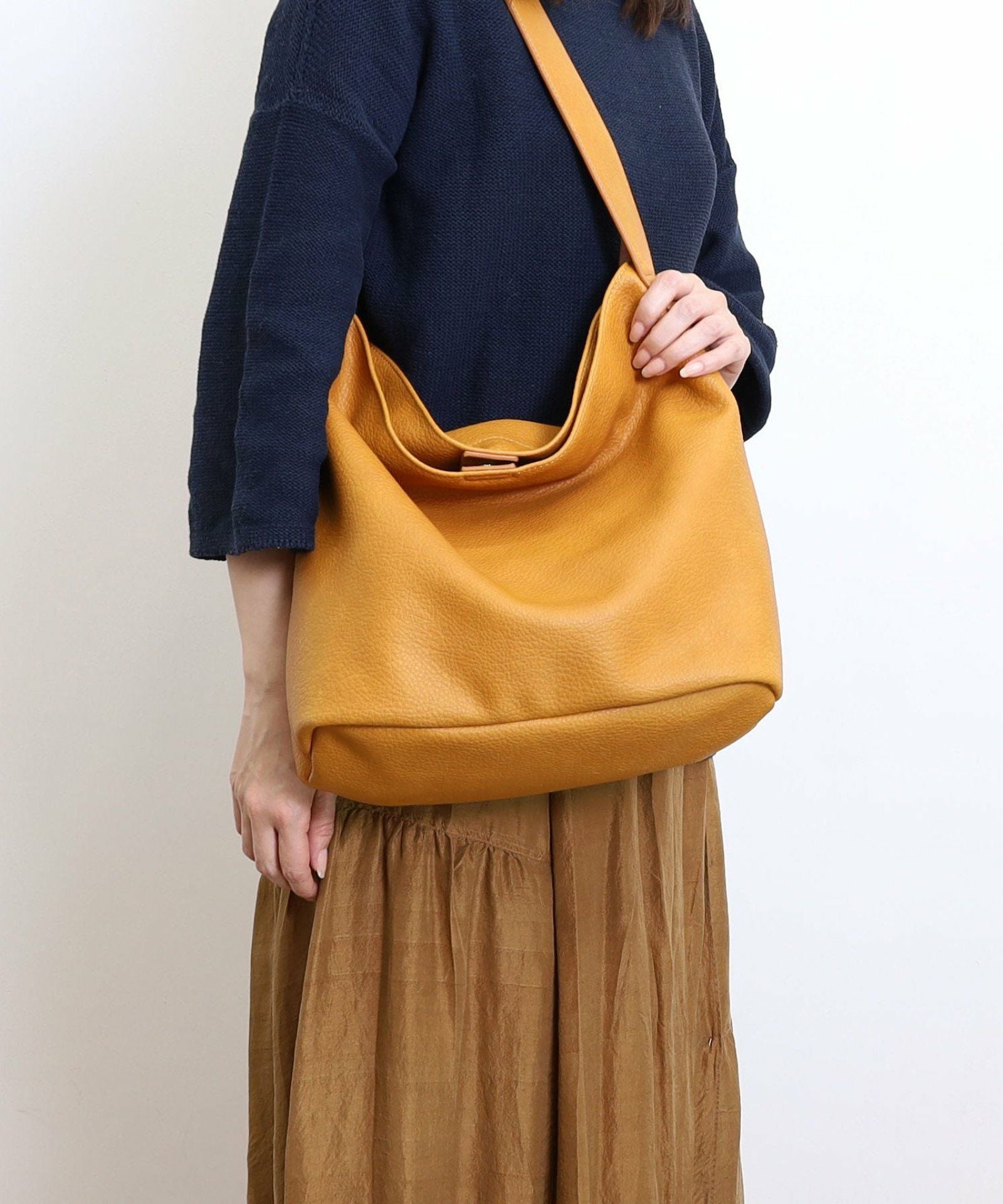 OUTLET SALE】 フェイクレザーショルダーバッグ／A4対応 定番FG