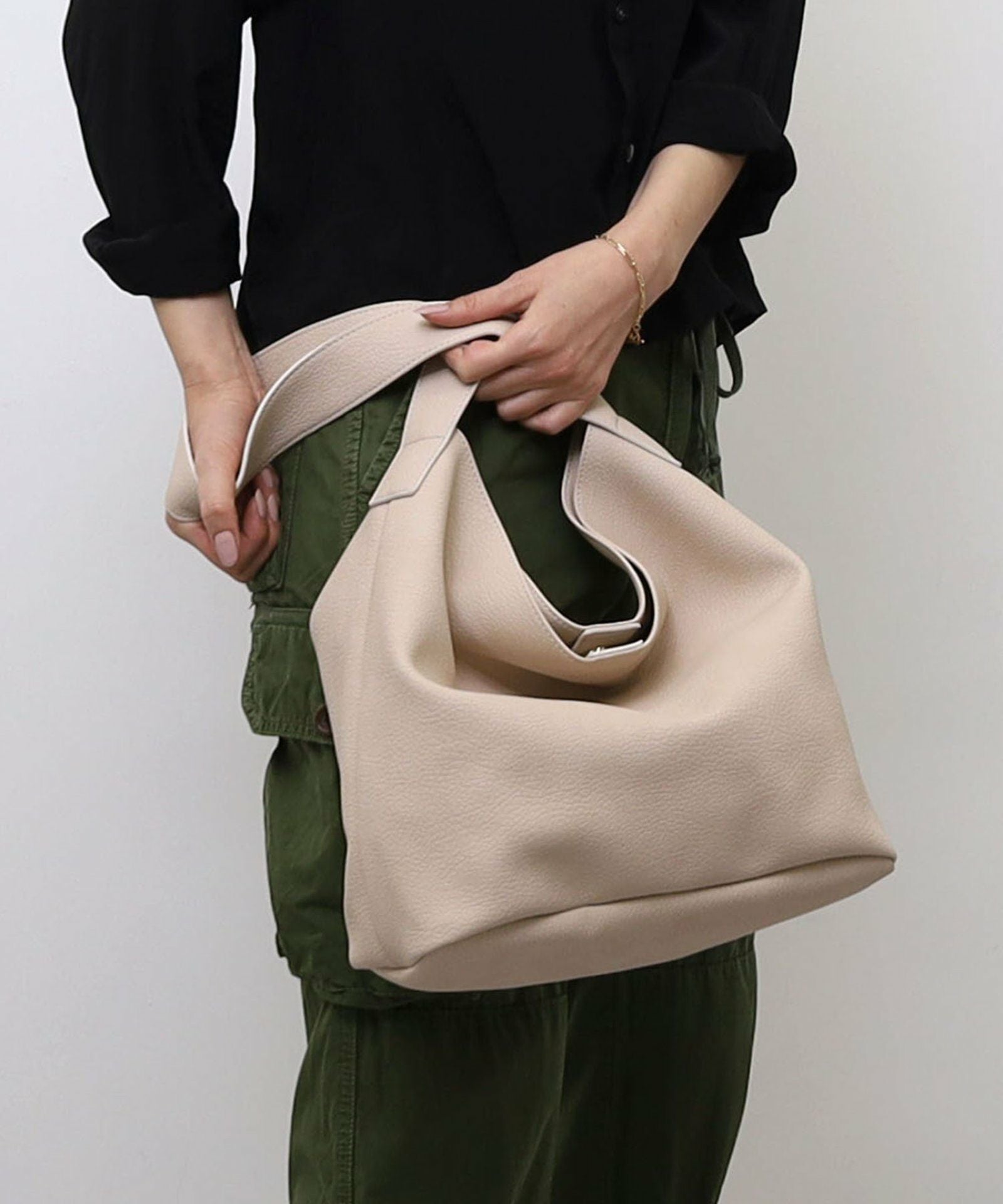 OUTLET SALE】 フェイクレザーショルダーバッグ／A4対応 定番FG