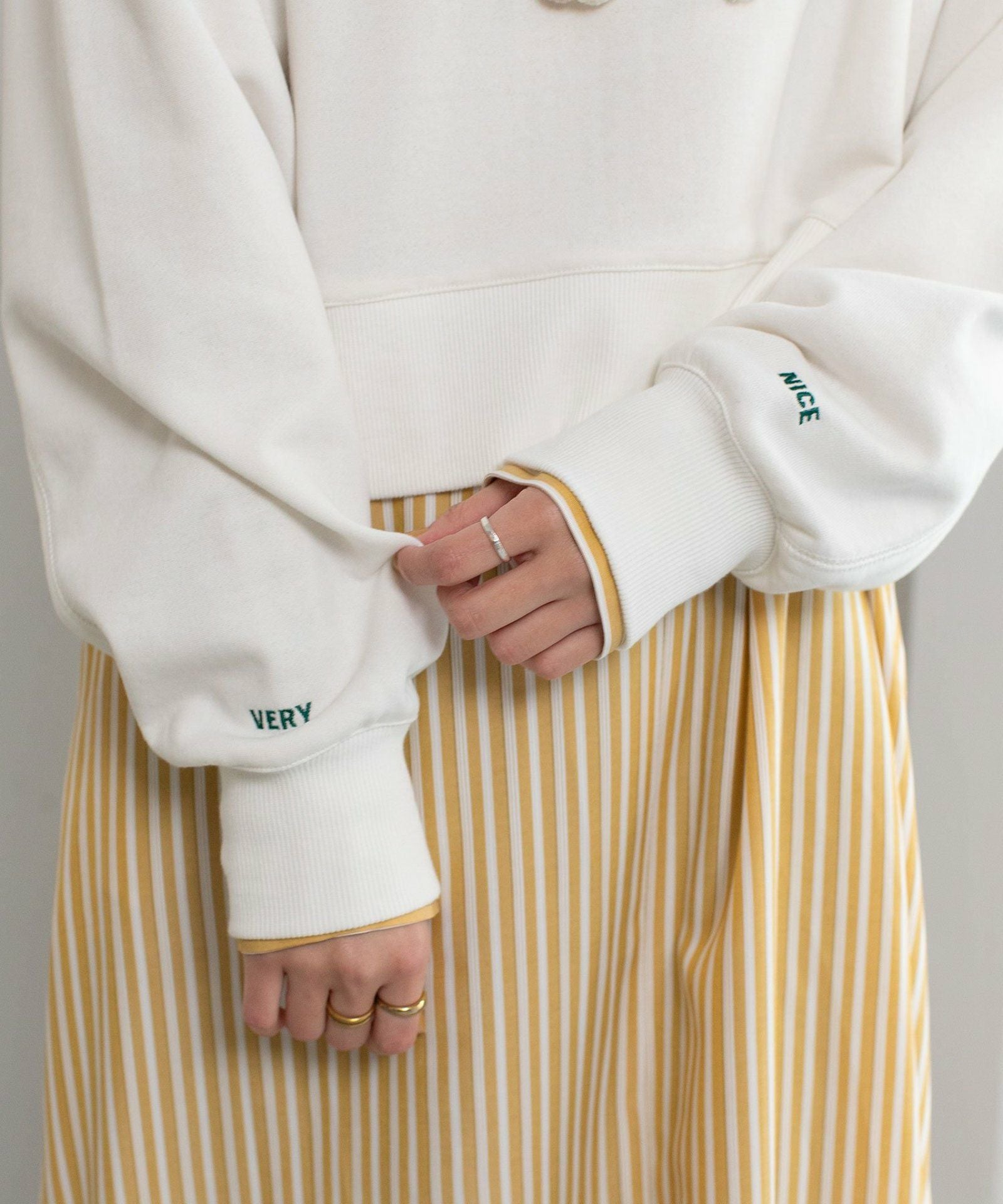 PRE SALE＞ロゴ刺繍クロップドフーディ | COO ONLINE