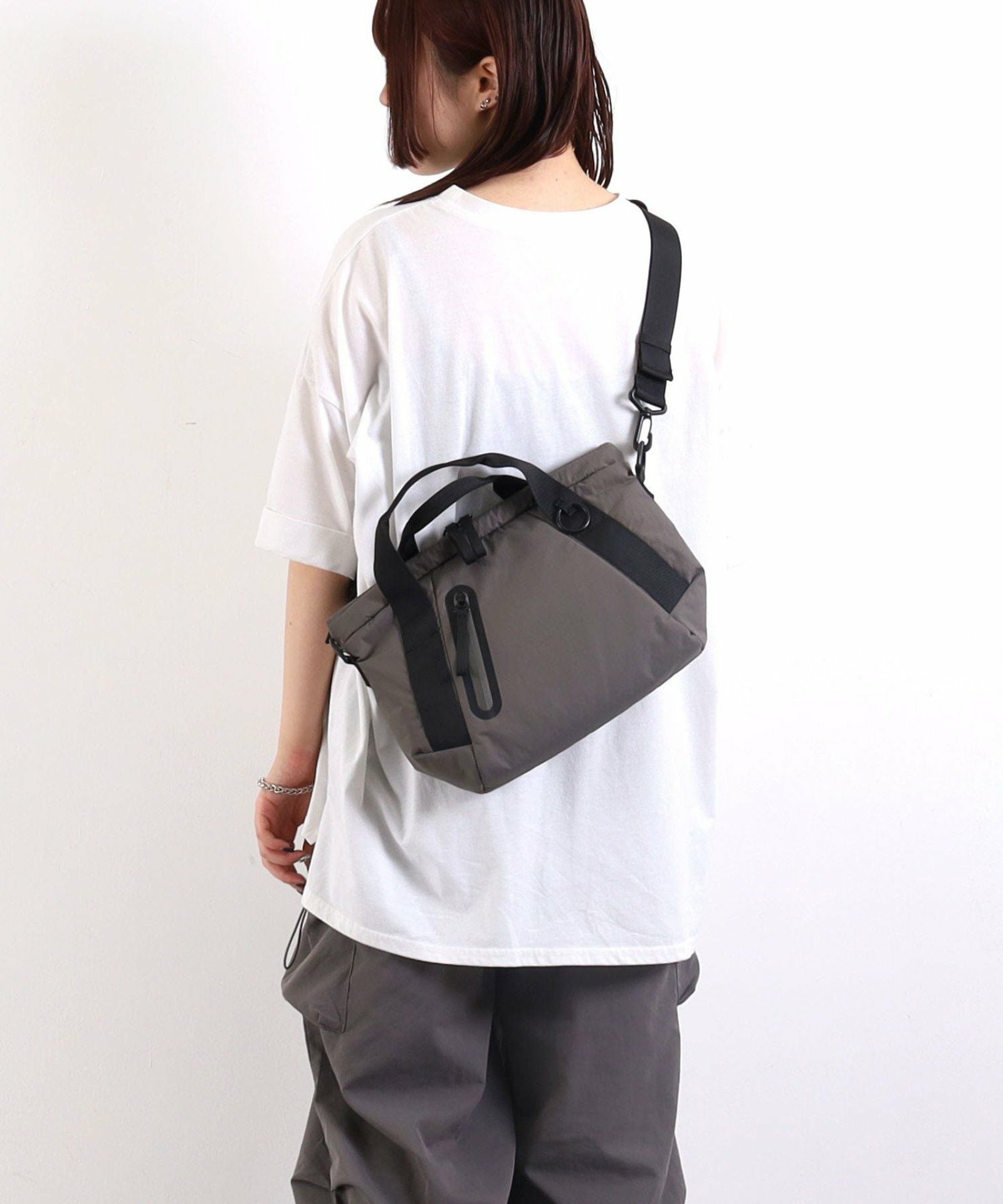 2、3回ほどしか使用してません。 ☆SUMMER SALE☆【OUTLET SALE】 圧着ファスナー2WAYショルダー