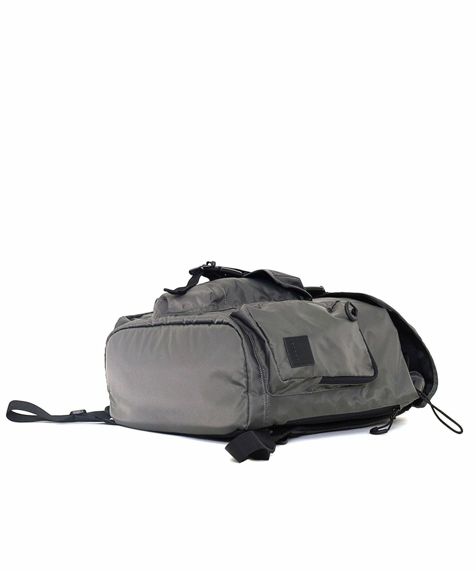 OUTLET SALE】フロント3ポケットフラップBACKPACK／A4対応