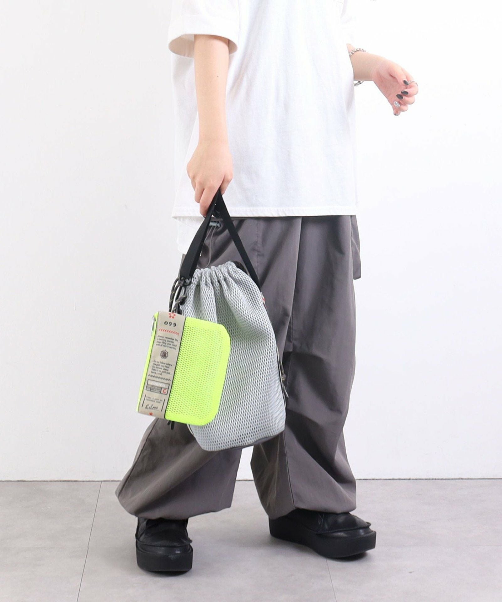 ☆SUMMER SALE☆【OUTLET SALE】 ロゴテープメッシュ巾着ショルダー