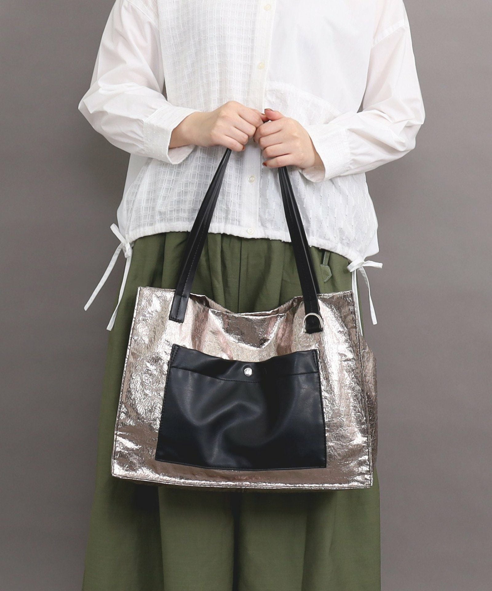 OUTLET SALE】lia メタリックポケットスクエアトートバッグ／A4