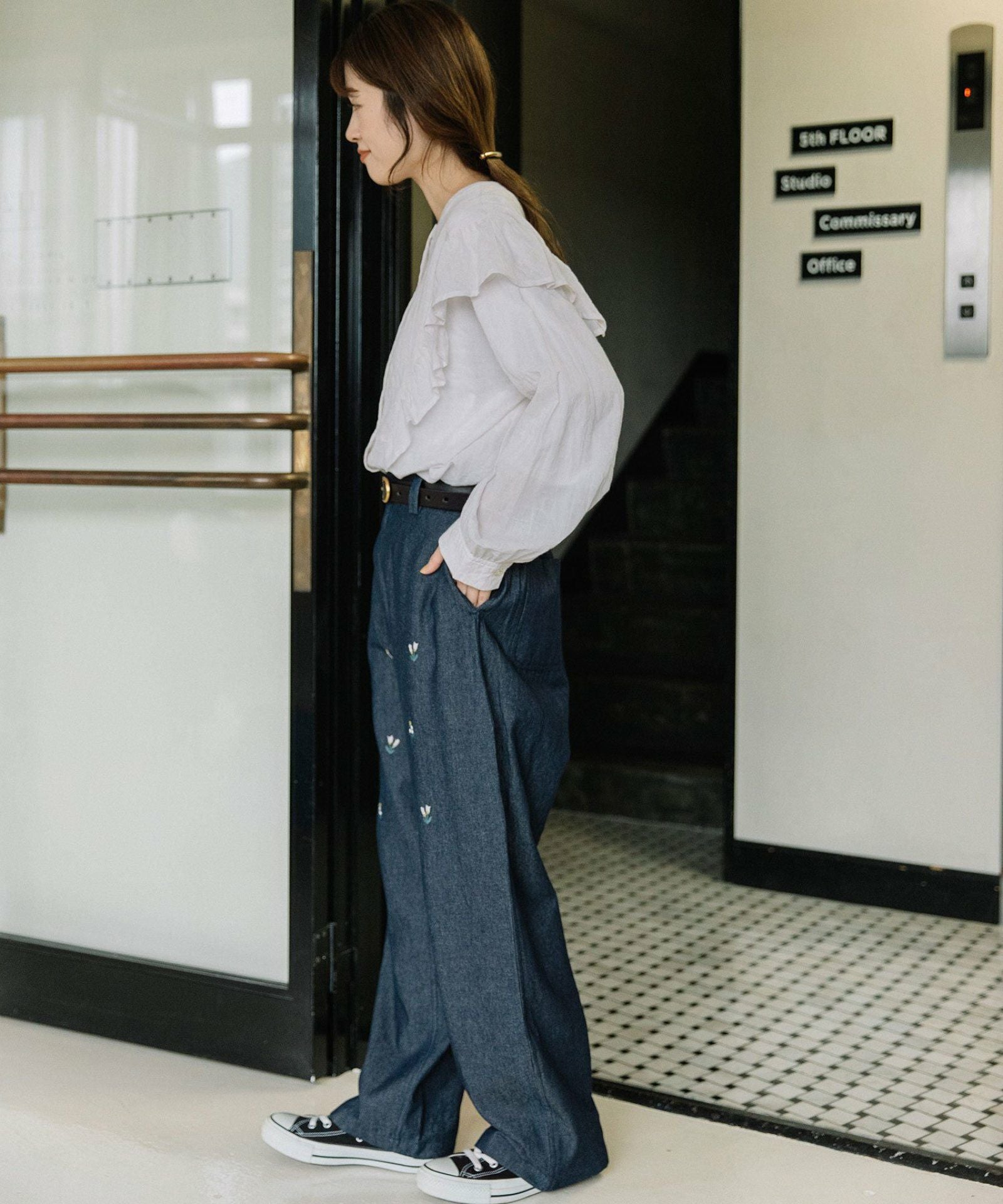 SUMMER SALE】＜made in INDIA＞ボタニカル刺繍デニムストレートパンツ