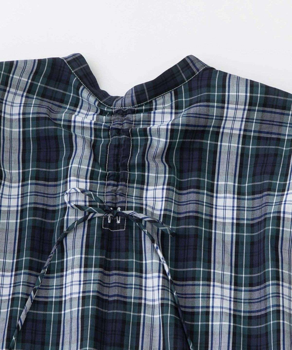 後ろに紐を絞って、ギャザーを寄せることができます。