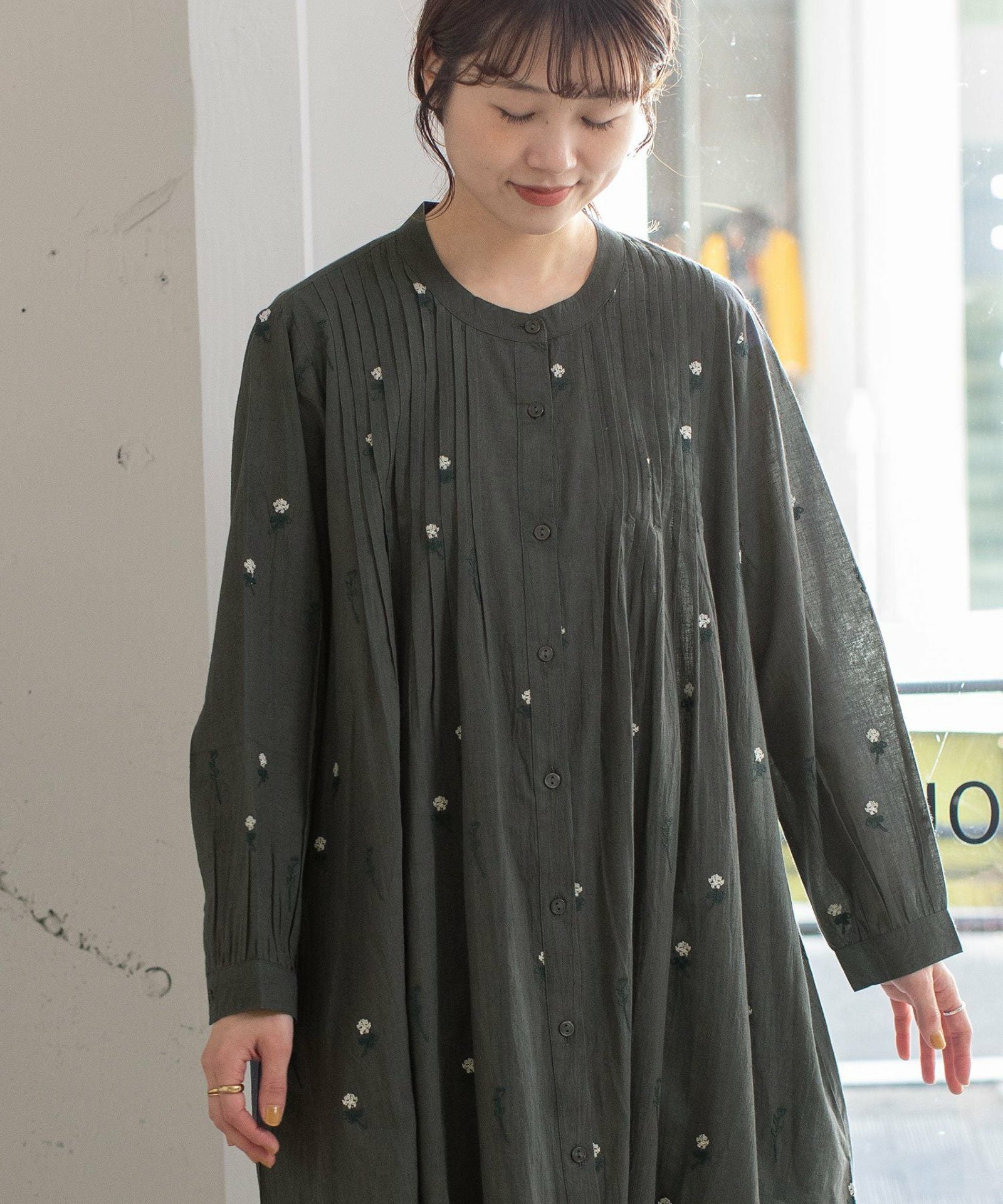 PRE SALE＞＜made in INDIA＞シロツメクサ刺繍タックワンピース | COO