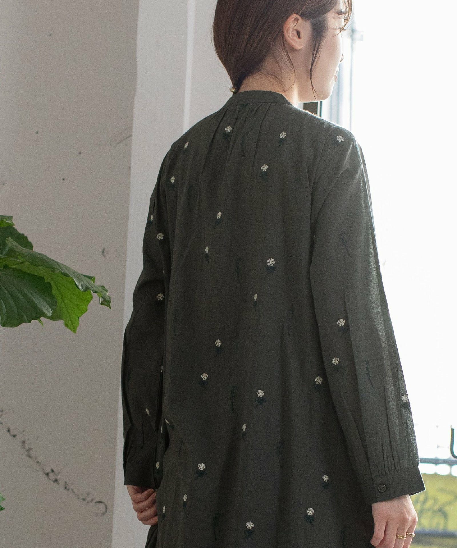 PRE SALE＞＜made in INDIA＞シロツメクサ刺繍タックワンピース | COO