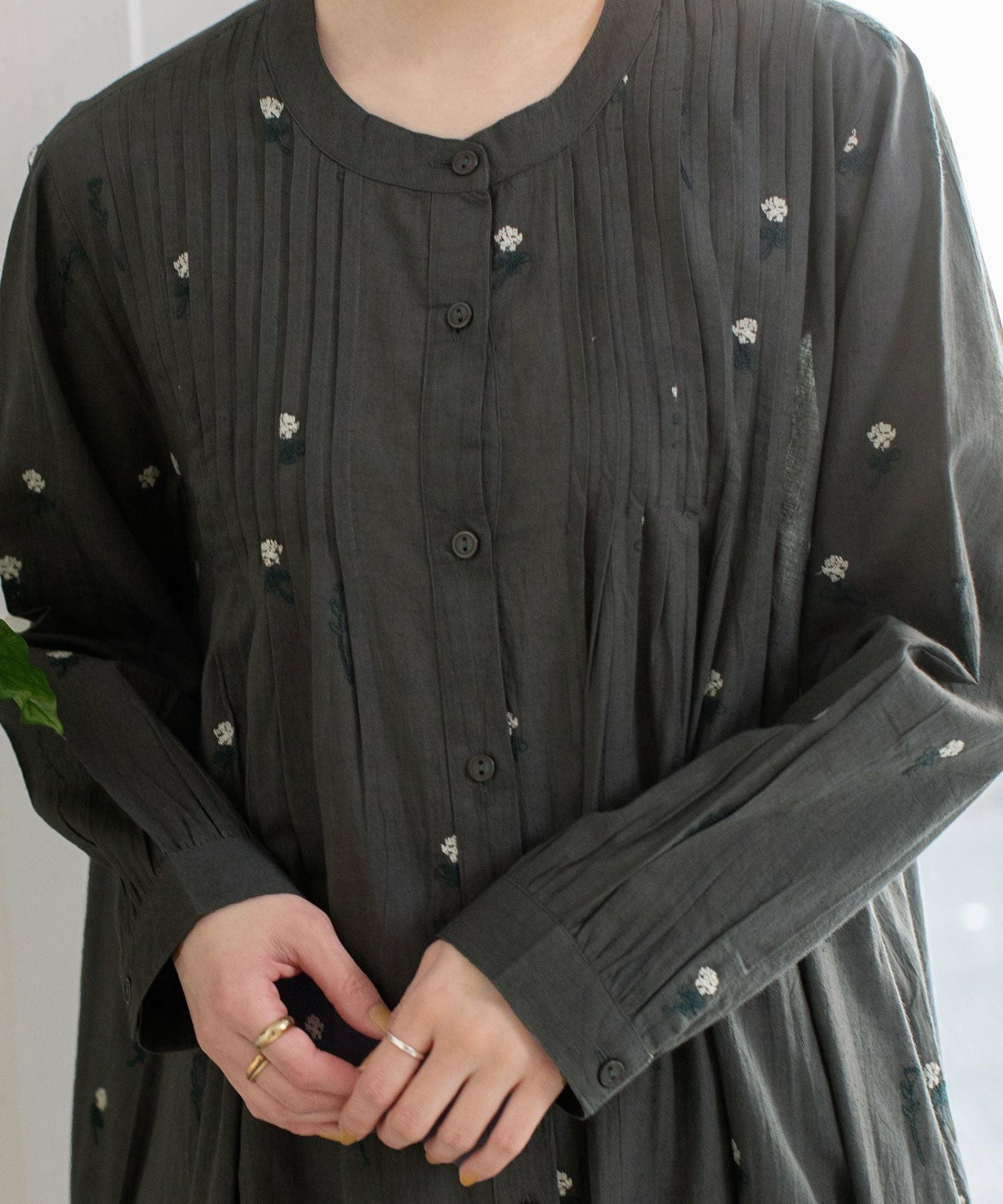 PRE SALE＞＜made in INDIA＞シロツメクサ刺繍タックワンピース | COO