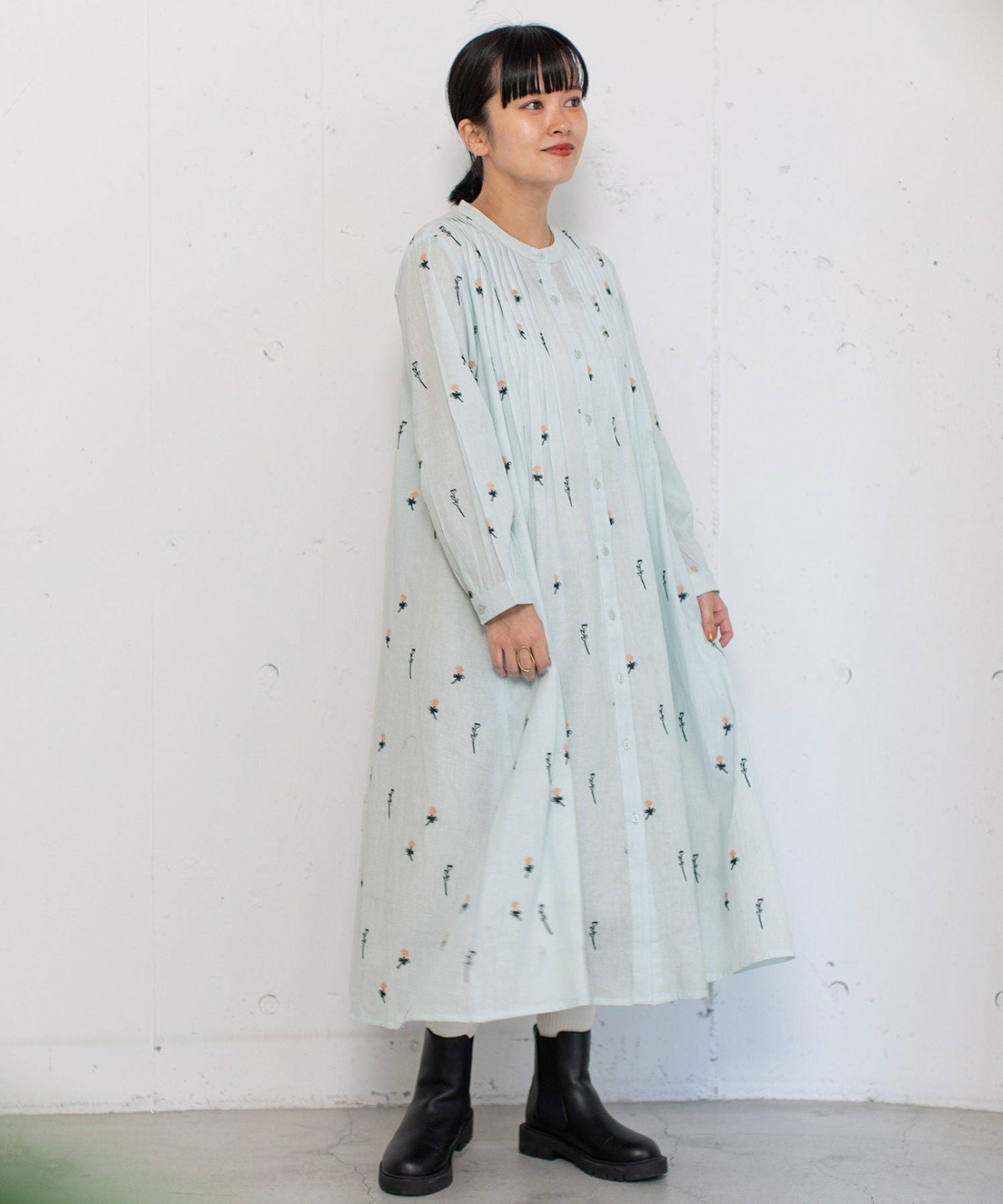 SUMMER SALE】＜made in INDIA＞シロツメクサ刺繍タックワンピース