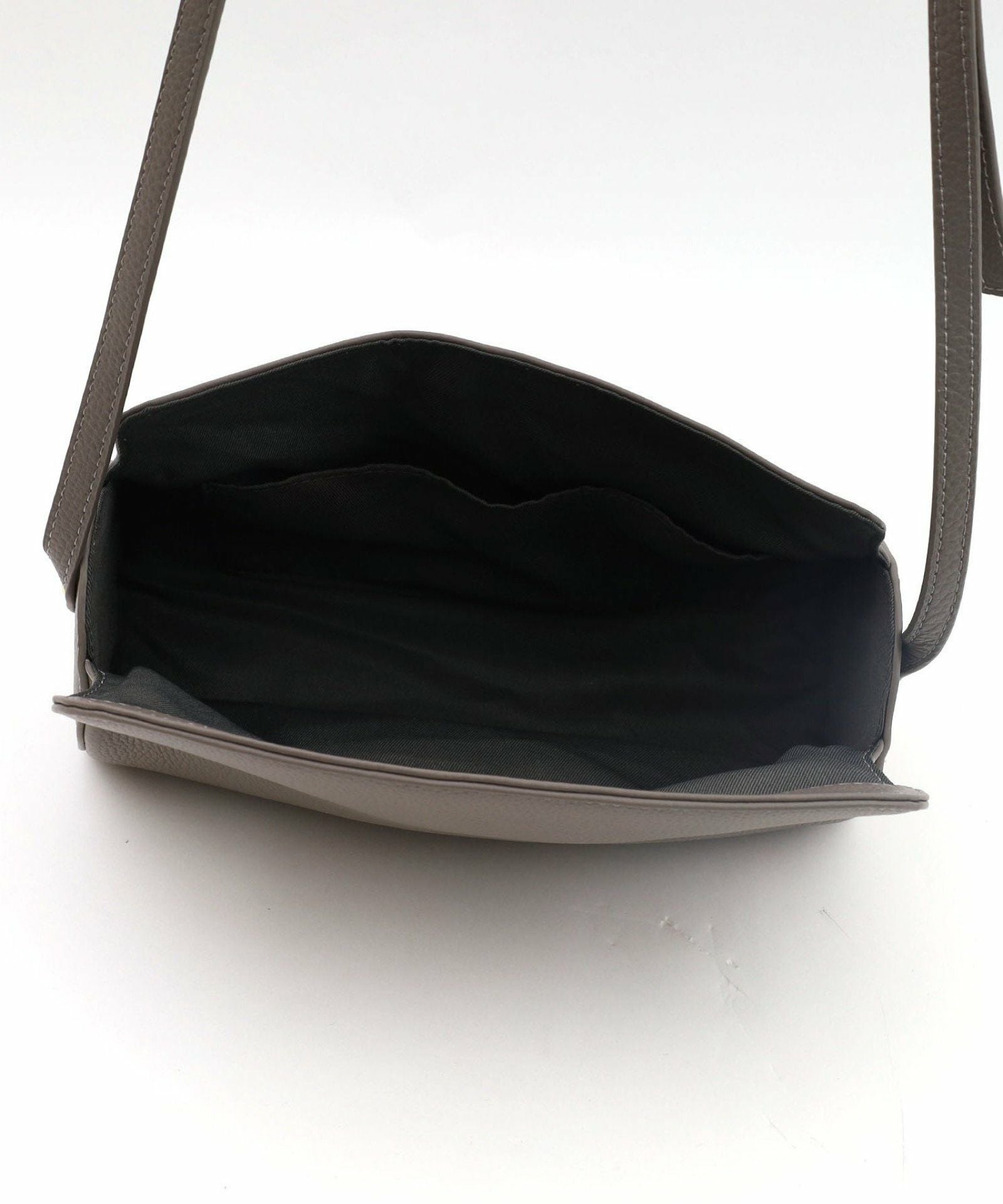 スーパーSALE】20％OFF シュリンクレザー筒形カブセショルダーバッグ