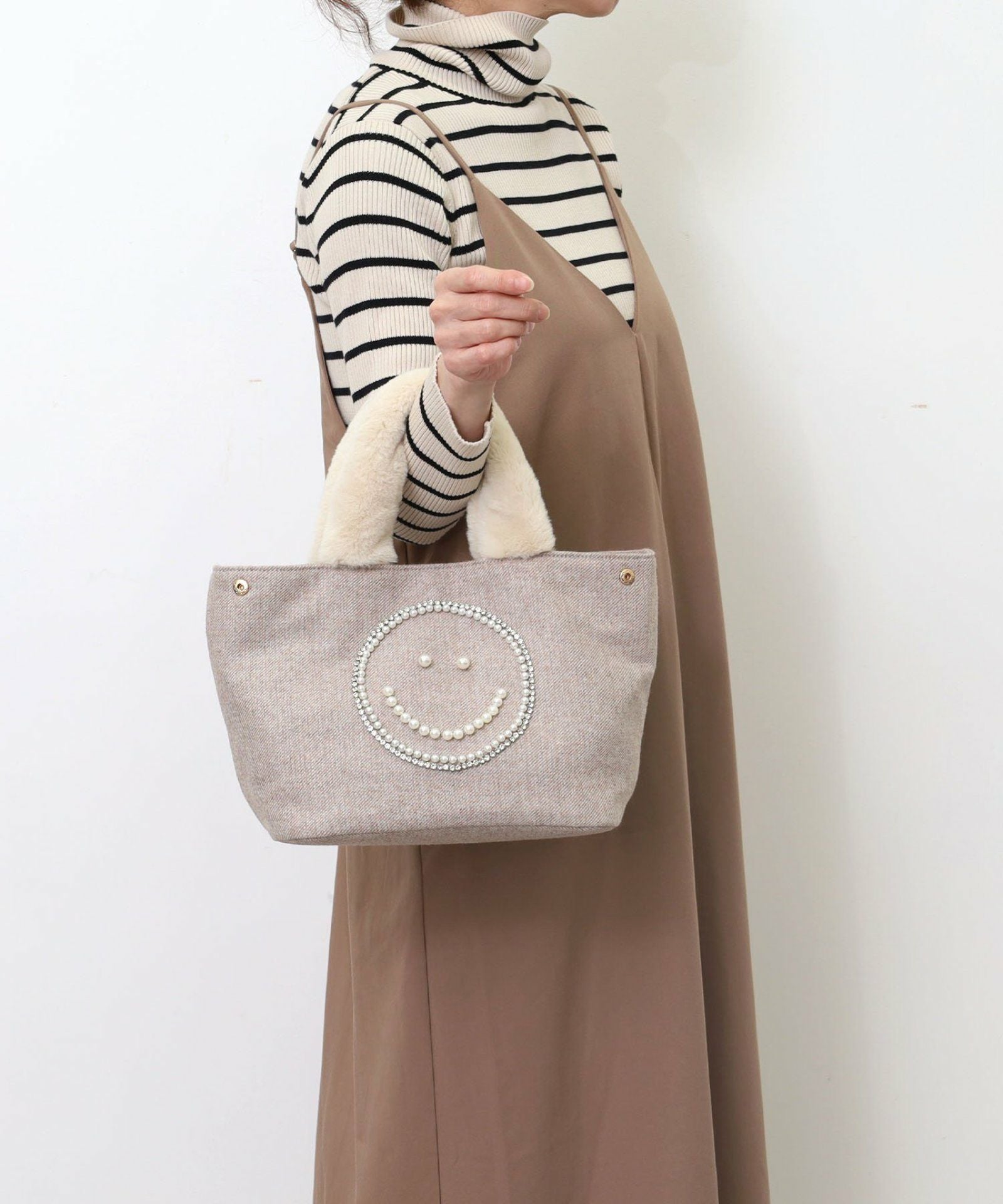 OUTLET SALE】 SMILEY パール刺繍xエコファーハンドルトート