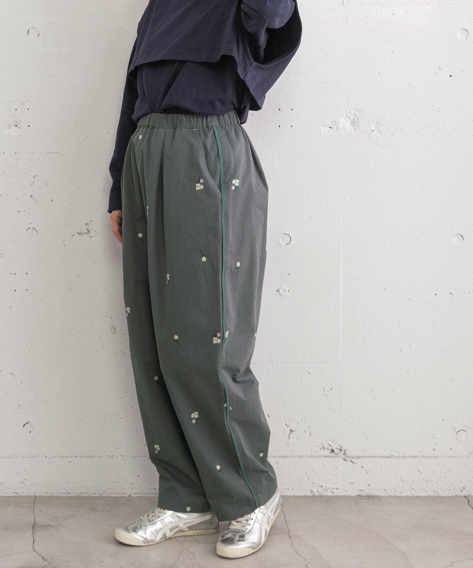 PRE SALE＞フラワー刺繍タックパンツ | COO ONLINE
