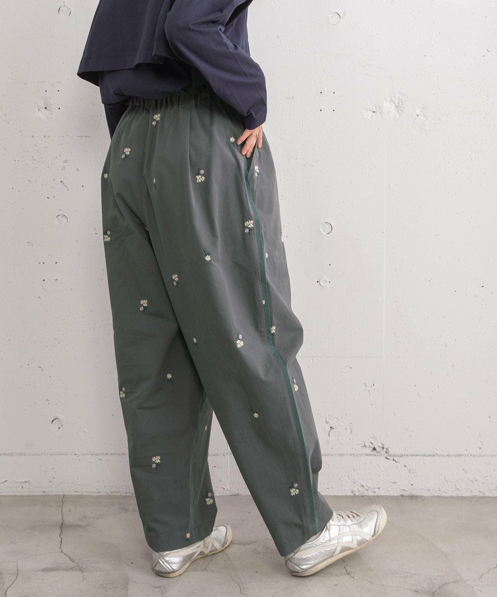 PRE SALE＞フラワー刺繍タックパンツ | COO ONLINE