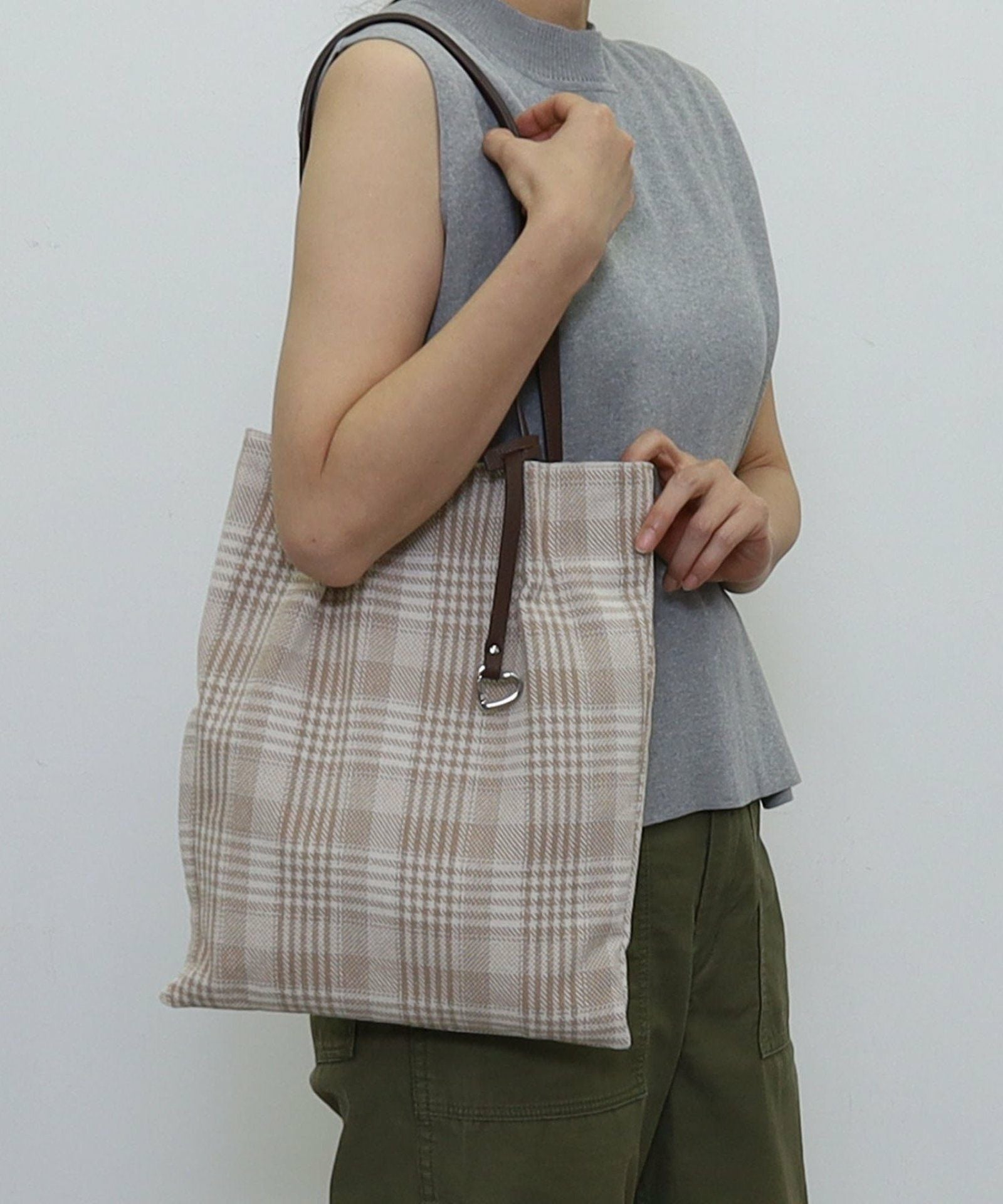 OUTLET SALE】 チェック柄ツマミハンドルフラットトートバッグ／A4