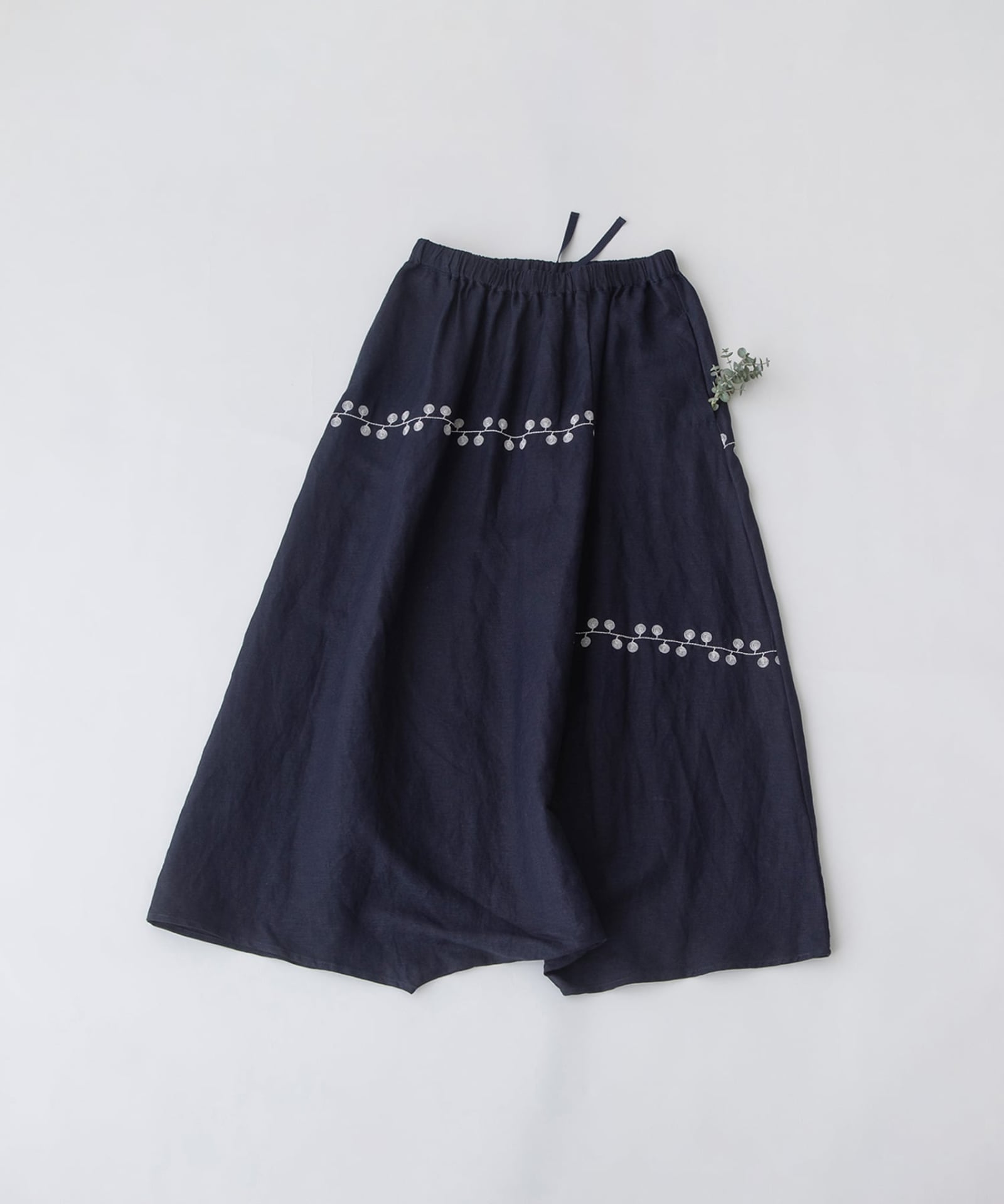 リネンレーヨンライン刺繍サルエルパンツ | COO ONLINE