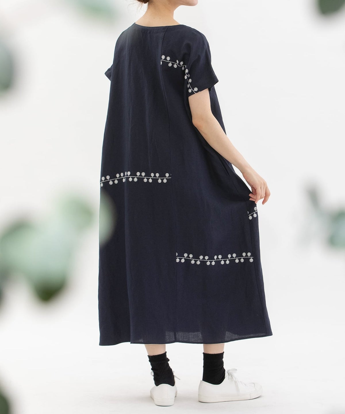 モデル身長：167cm（前：Vネック）