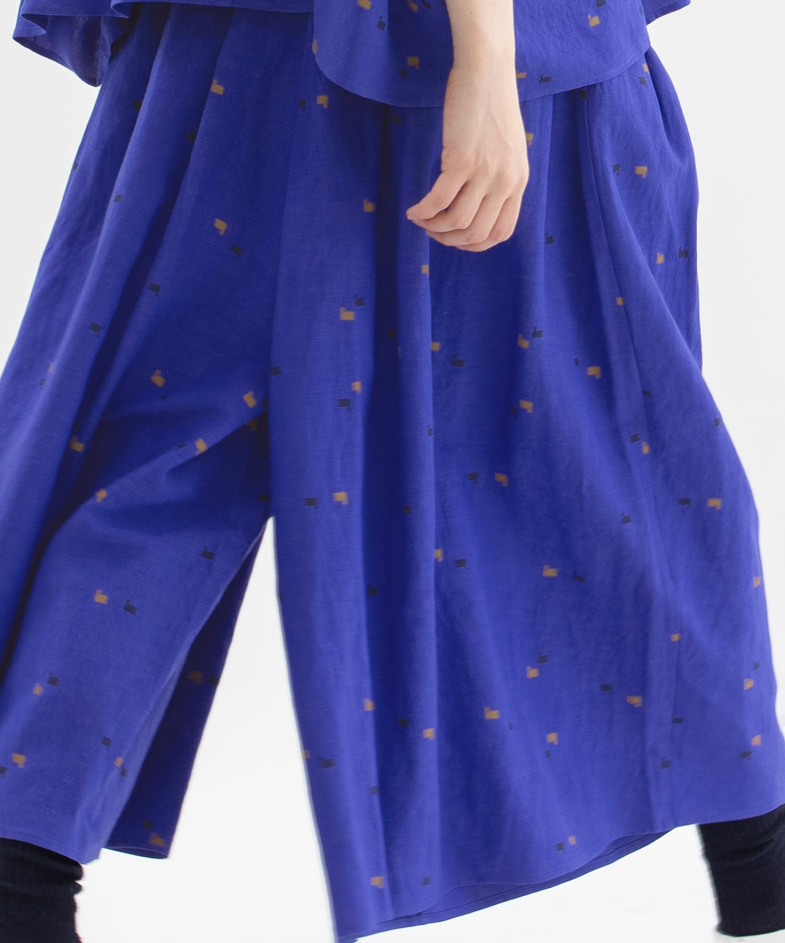 MORE PRICE DOWN】リネンレーヨンスワンプリントタックキュロット