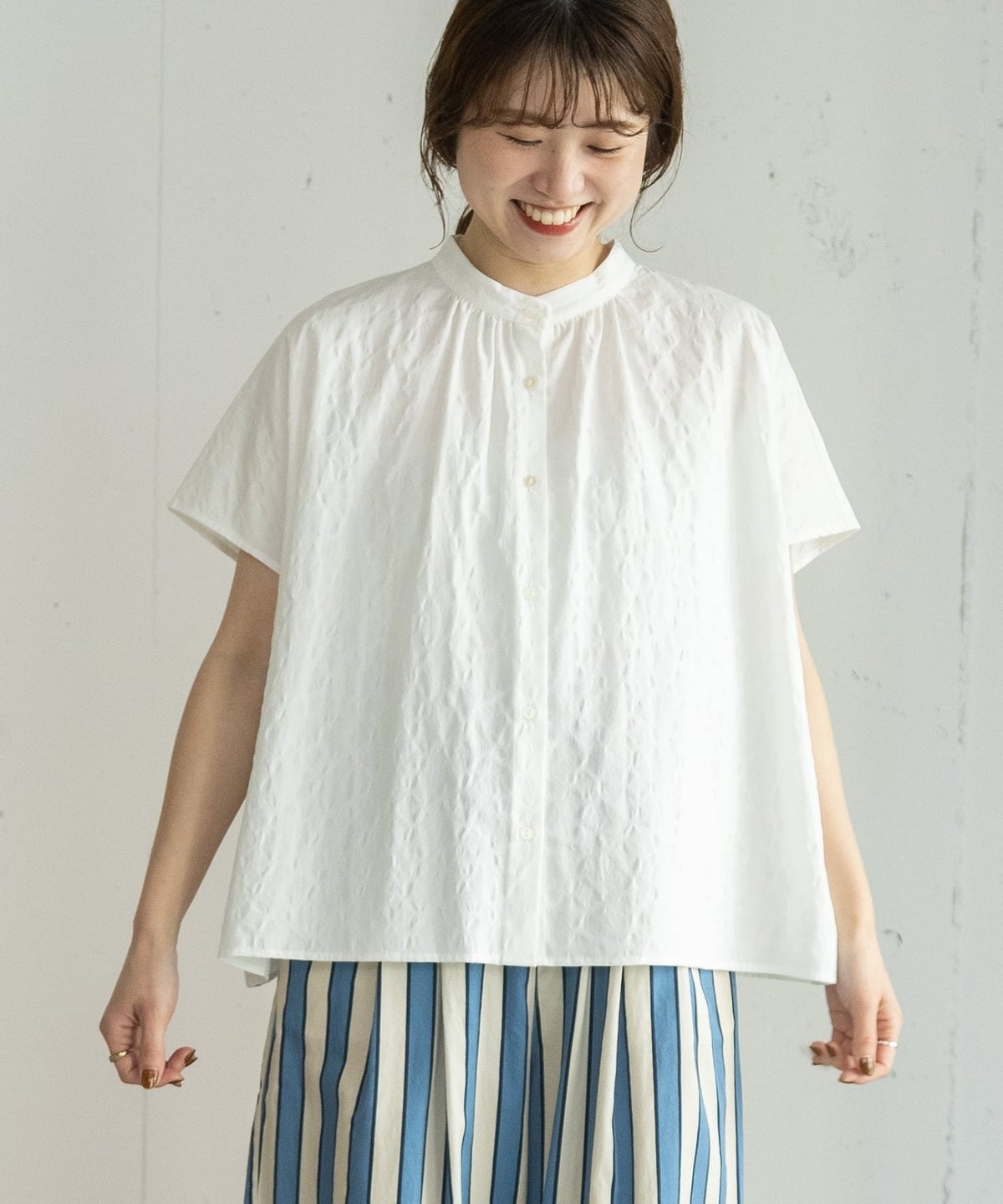 オフホワイト