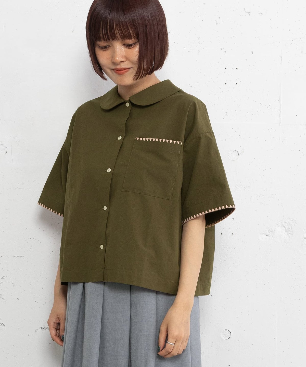 カーキ
