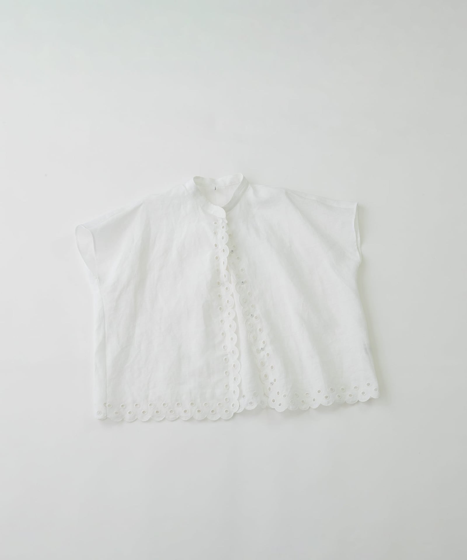 新品タグ付き♫ノップドゥノッド　半袖ワイドシャツ　刺繍　ホワイト　ゆったり 公式通販】nop de nod（ノップドゥノッド）のブラウス|クーオンライン