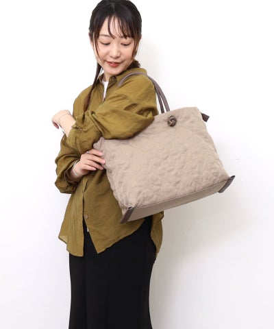 ベージュ