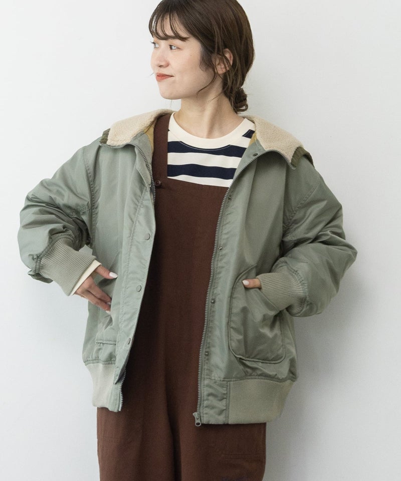 カーキ